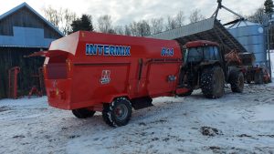 Poziomy paszowóz Intermix R14 na Warmii