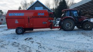 Poziomy paszowóz Intermix R14 z ciągnikiem Mccormick