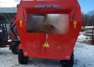 Mieszanie paszy w poziomym wozie paszowym Intermix R14