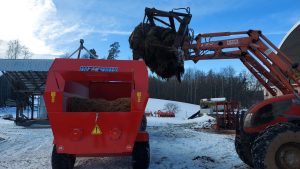 Przygotowywanie paszy w paszowozie Intermix