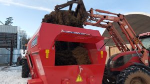 Tylne okno wysypowe w poziomym paszowozie Intermix