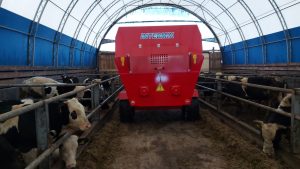 Poziomy wóz paszowy Inetrmix R14 w oborze