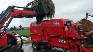 poziomy paszowóz wóz paszowy INTERMIX robienie TMRu