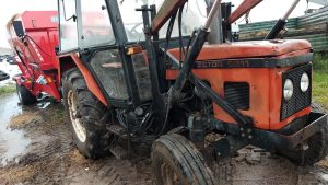 poziomy paszowóz wóz paszowy INTERMIX z ciągnikiem Zetor 5211