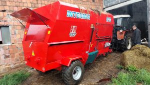 poziomy paszowóz wóz paszowy INTERMIX wjazd do obory