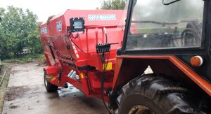 poziomy paszowóz wóz paszowy INTERMIX z ciągnikiem Zetor