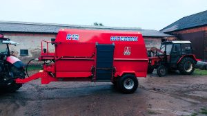 poziomy paszowóz wóz paszowy INTERMIX w gospodarstwie