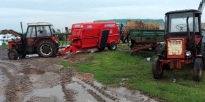 poziomy paszowóz wóz paszowy INTERMIX na polu