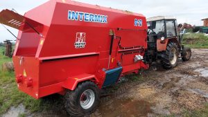 poziomy paszowóz wóz paszowy INTERMIX robienie paszy