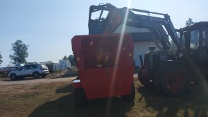 Składniki paszy w poziomym wozie paszowym Intermix R12