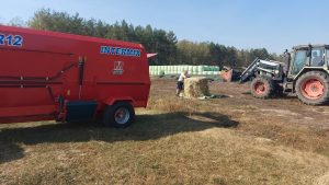 Przygotowywanie paszy dla krów z poziomym paszowozem Intermix R12