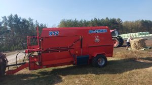 Poziomy wóz paszowy Intermix R12 gotowy do pracy