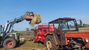 Załadunek składników paszy do poziomego wozu paszowego Intermix R12