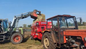 Cały balot w poziomym paszowozie Intermix R12