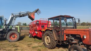Poziomy paszowóz Intermix R12, ciągnik rolniczy Ursus, załadunek paszy