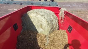 Łatwe i szybkie cięcie całego balota paszowozem poziomym Intermix R12