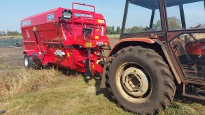 Poziomy wóz paszowy z ciągnikiem Ursus C-360