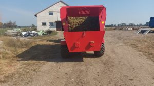 Pasza w poziomym paszowozie Intermix r12