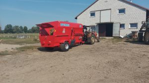 Poziomy paszowóz Intermix r12 i ciągnik Ursus