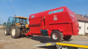 Poziomy wóz paszowy Intermix R12 z ciągnikiem rolniczym Renault