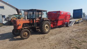 Poziomy wóz paszowy Intermix R12 z ciągnikiem rolniczym Ursus C-360