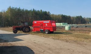 Poziomy paszowóz Intermix R12 i baloty