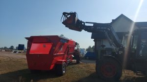 Przygotowywanie paszy z poziomym paszowozem Intermix R12